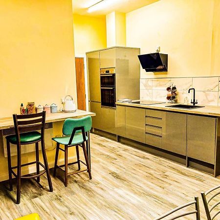 Betty'S Apartment- Metres From Train Station Harrogate Ngoại thất bức ảnh